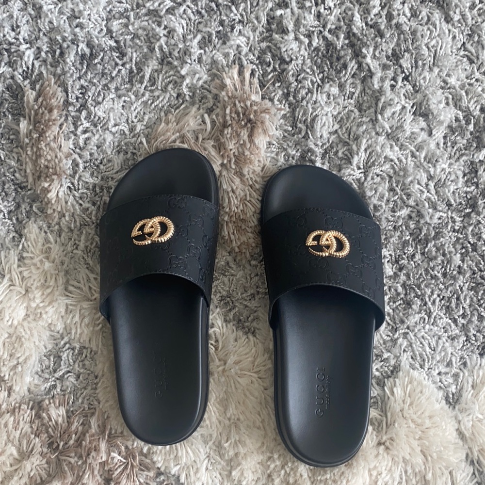 GUCCI SLIDE look brand new. Only worn once.
